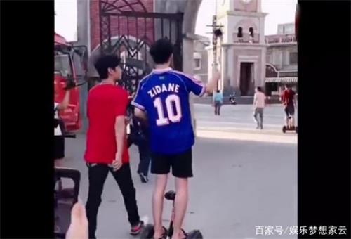 自從認識了朱一龍，我們看見的白宇都是騎著平衡車的了
