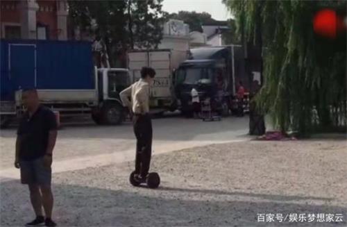 自從認識了朱一龍，我們看見的白宇都是騎著平衡車的了
