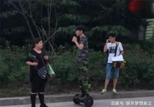 自從認識了朱一龍，我們看見的白宇都是騎著平衡車的了