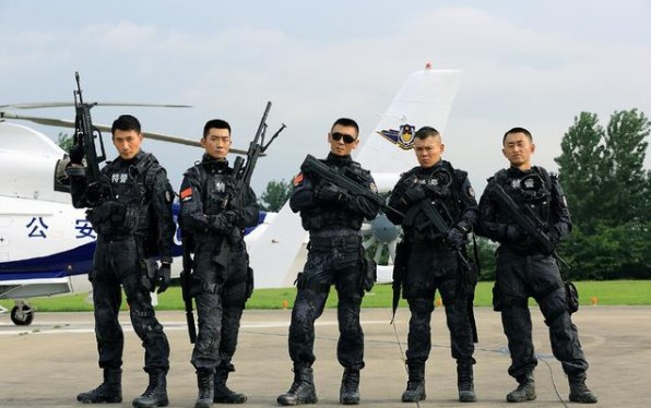 你的特警夢可以先從練習(xí)平衡車開始？來看看特種兵的新裝備