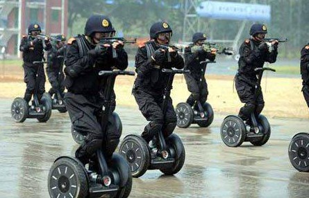 你的特警夢可以先從練習(xí)平衡車開始？來看看特種兵的新裝備