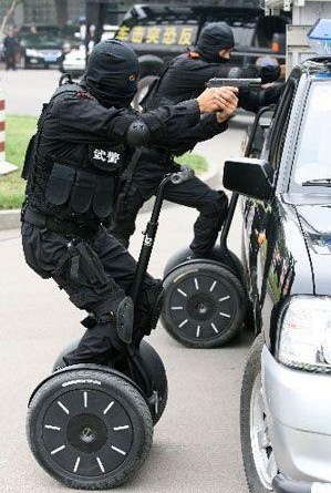 你的特警夢可以先從練習(xí)平衡車開始？來看看特種兵的新裝備